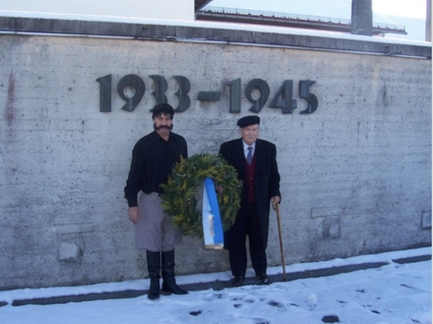 Κατάθεση στεφάνου σε μνημείο 1933–1945, εκδήλωση μνήμης για τη Μάχη της Κρήτης