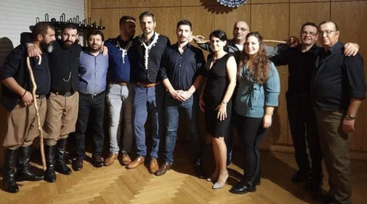 Βραδιά σωματείου με κρητικές φορεσιές